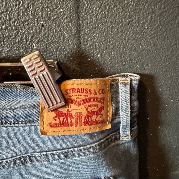 Levi’s 724 Light Wash Distressed High Rise Straight Size 33 - Picture 3 of 4